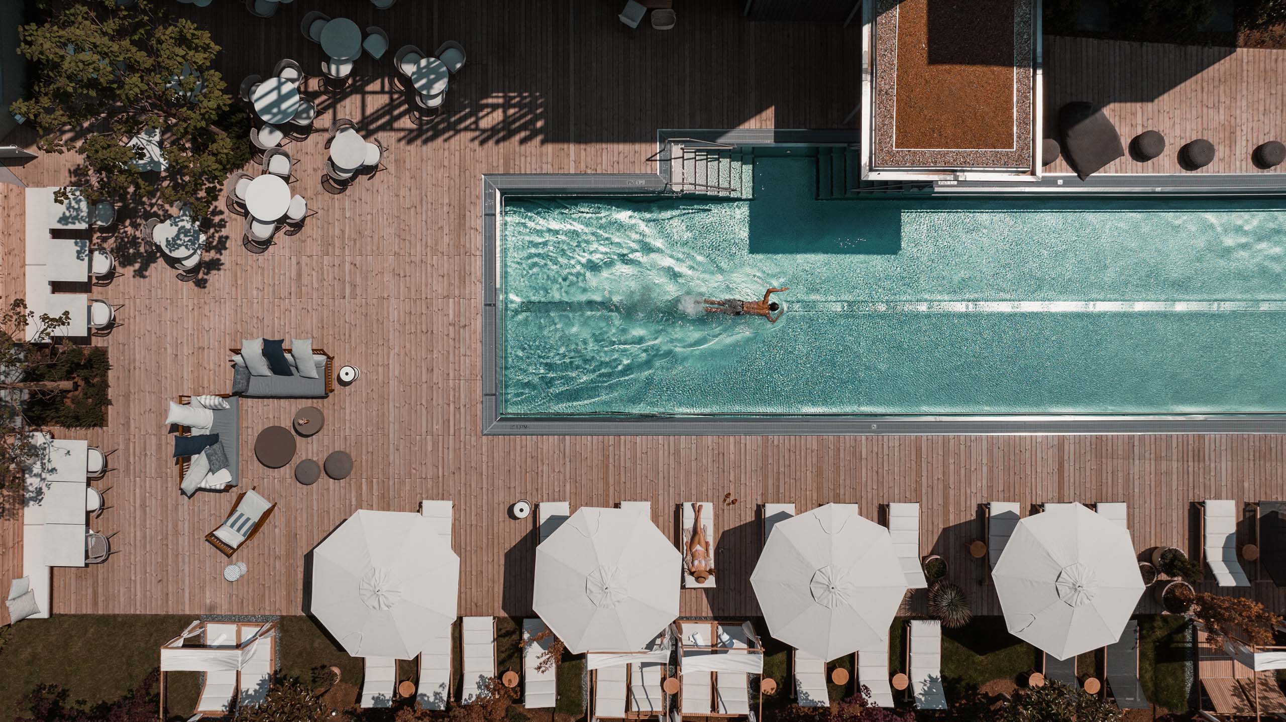 Elegantes, minimalistisches Zimmer mit privatem Balkon und Seeblick